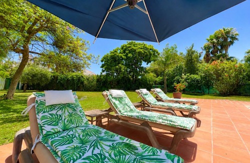 Marbella Villa | Villa 'Gran Cerca De Puerto Banús' with Mountain Views, Wi-Fi, and Air Conditioning