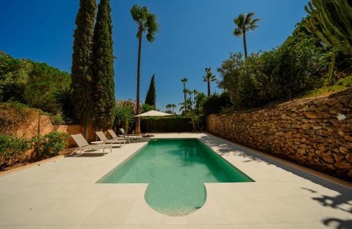 Elviria Villa | Villa in Elviria, a retreat among palm trees, with private heated pool and barbecue, Marbella