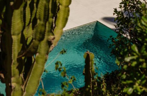 Elviria Villa | Villa in Elviria, a retreat among palm trees, with private heated pool and barbecue, Marbella