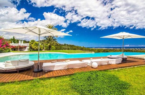 Sant Josep de sa Talaia Villa | Villa in Ibiza with Infinity Pool and Sea Views