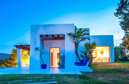 Sant Josep de sa Talaia Villa | Villa in Ibiza with Infinity Pool and Sea Views