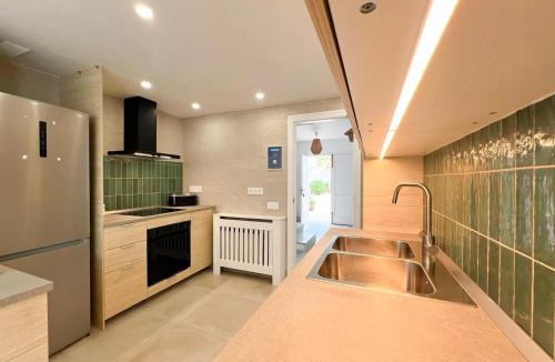 Sant Josep de sa Talaia Villa | Villa in Playa den Bossa, 5 min SupermarketBBQ