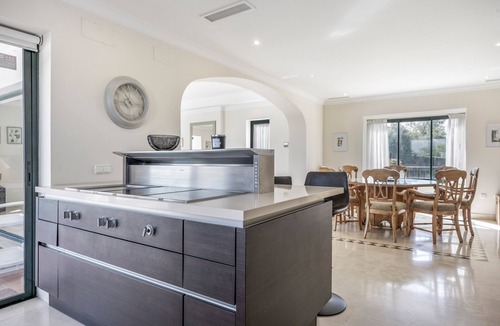 Arcos de la Frontera Villa | Villa 'Jacaranda Arcos Golf 9' with Mountain View, Wi-Fi and Air Conditioning
