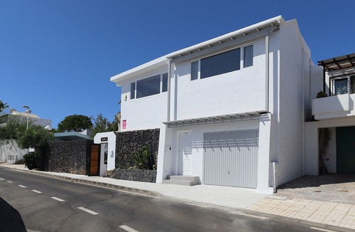 Puerto del Carmen Villa | Villa Jessica sleeps 9 people.Free Air Con Private Heated Pool, Games Room.
