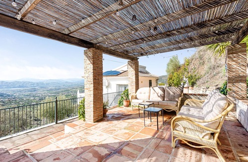 Alcaucin Villa | Villa 'Mirador' with Lake View, Wi-Fi and Air Conditioning