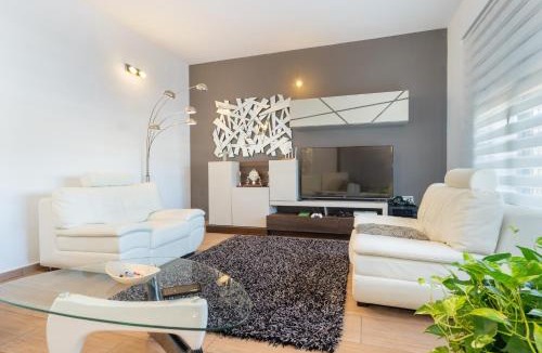 Lora Del Rio House | Villa Oasis