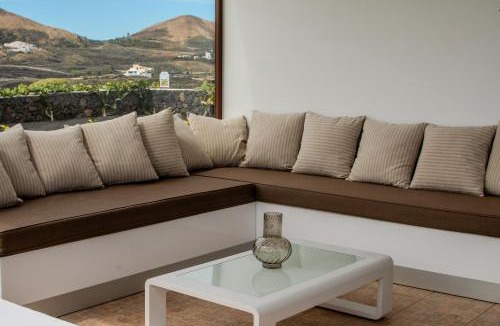 Tinajo House | Villa Palmera by Villalize
