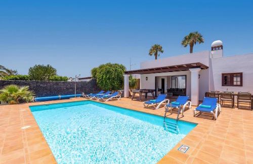 Playa Blanca Villa | Villa Papagayo by Villa Plus
