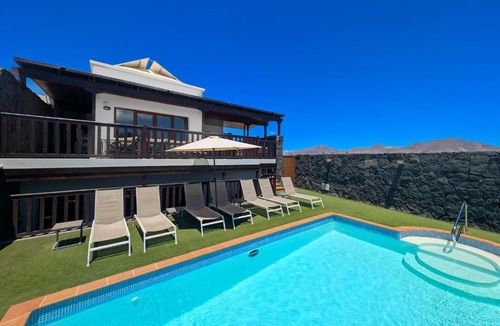 Playa Blanca Villa | Villa Penguina Playa Blanca - 5 Bedroom - Hot Tub - Heated Pool