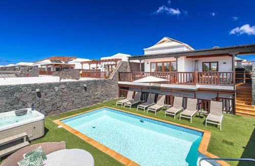 Playa Blanca Villa | Villa Penguina Playa Blanca - 5 Bedroom - Hot Tub - Heated Pool