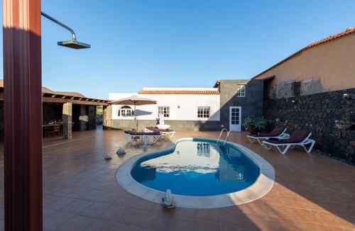 Tuineje Villa | VILLA SARA… Spectacular and relaxing villa with barbecue pool and gym