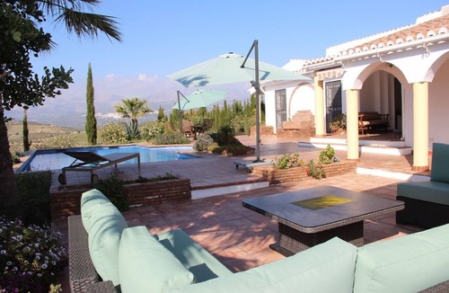 Cutar Villa | Villa 'Serenidad' with Mountain View, Pool, Wi-Fi and Air Conditioning