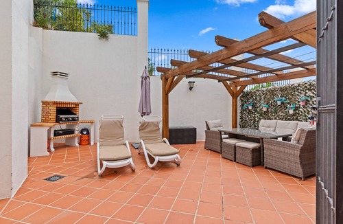 Casares Villa | Villa 'Stylish 3 Bed 2 Bathrooms' with Mountain View, Wi-Fi and Air Conditioning