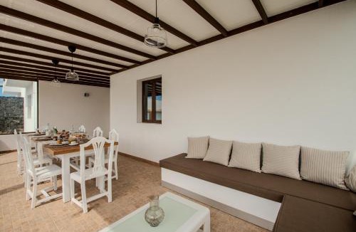 Tinajo House | Villa Tabaiba by Villalize