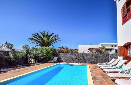 Montana Roja Villa | Villa Valentina - Faro Park by Villas Now