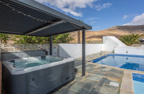 Tetir Villa | Villa “Vivienda Vacacional Sara” with Mountain View, Terrace, Pool & Basketball Court