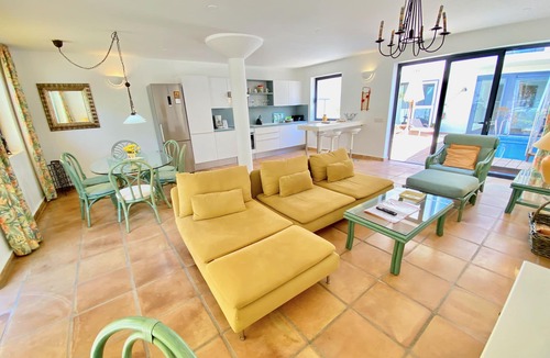 Bahia Calma House | Villa with private pool, fiber optic internet, close to the sea, sheltered courtyard