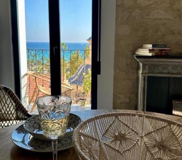 Barri Vell - Santa Creu Apartment | VillaVieja17 Studio-Apartments