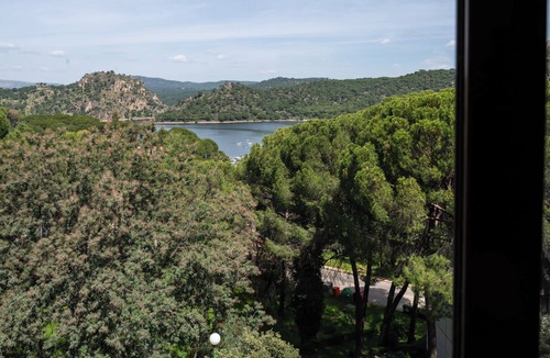 San Martin de Valdeiglesias Apartment | Waterfront Apt w/Fireplace & Lake View