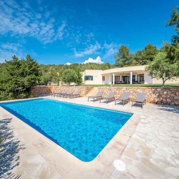 Fantastic Estate with Mountain View, Pool and Wi-Fi; Pets Allowed, Parking Available
