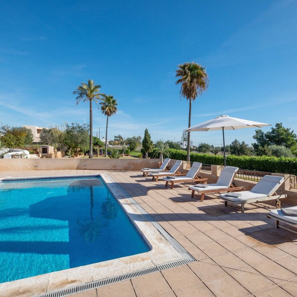 Luxurious Villa "Can Mariano" with Pool, Large Garden, Air Conditioning and Wi-Fi
