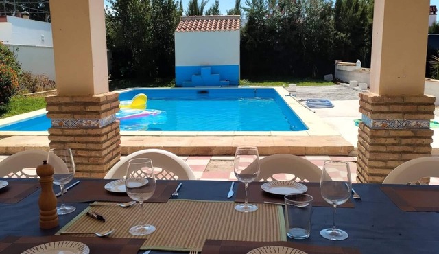 10-person Country House, Large Swimming Pool Ready for Use. Shops 10 Mins Drive