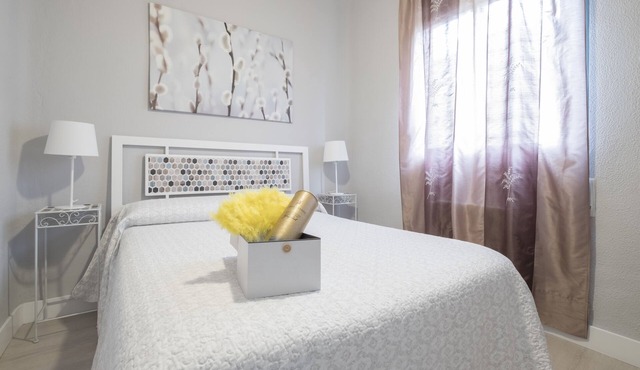 14 WIFI + A/C + METRO/BUS same street 10 minutes from downtown