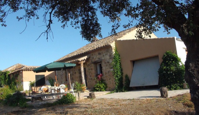 15 minutes from Cordoba stone house in meadow of 120 Ha with small castle
