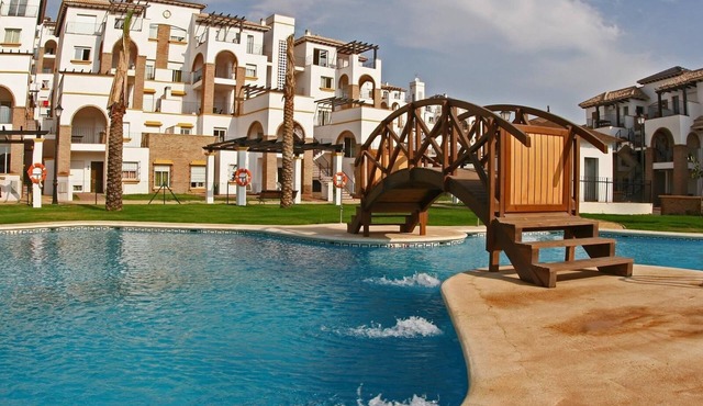 2-Bed Apartment Close to the Beach with Pools and Spa, A/C and Wi-Fi