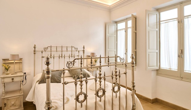 2 bedrooms and private bathroom, shared pool, Wi-Fi & air conditioning