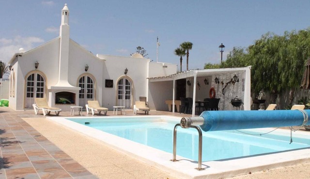 3 Bed Traditional Canarian Style Villa Heated Pool, Hot tub, Pool & Foosball Tbl