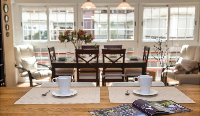 3 Bedroom Cozy Apartment In Sevilla