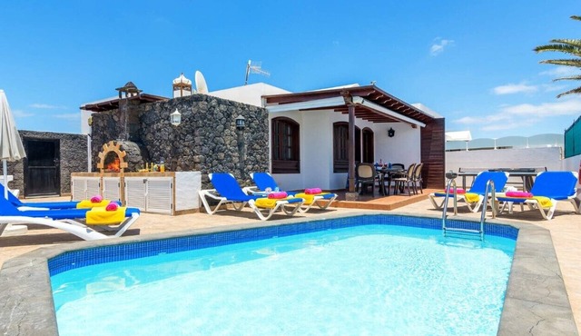 3 bedroom Villa Solaris great central location, H Pool, HOT TUB and Wifi