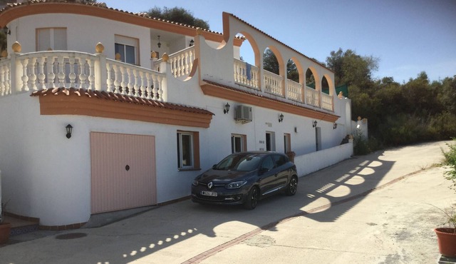 4 bed Villa & Apartment, pool, 4 bedrooms, 1 ensuite, 2 bathrooms, air con,