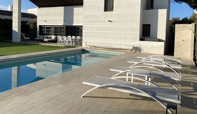 8p-spacious villa with heated pool (9m x 5m) on enclosed property