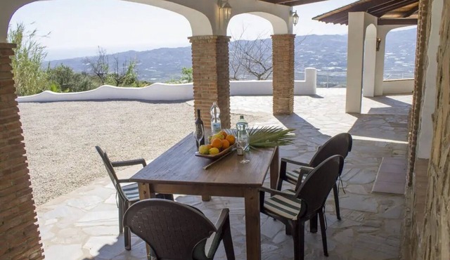 A beautiful 2 bedroom farmhouse located in Malaga!