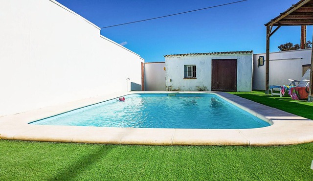A few kilometers from the beautiful sandy beaches of the Andalusian Atlantic coast, this spacious va