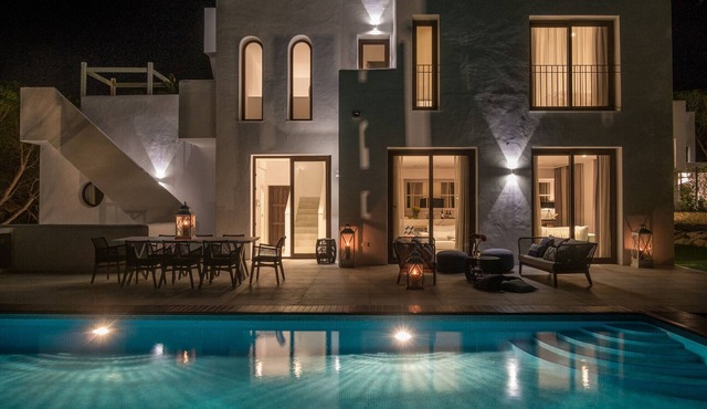 Al Mar. Modern Andalus, beach access and views