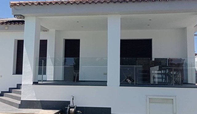 Albaraka House. Swimming pool, jacuzzi and private parking very close to Seville