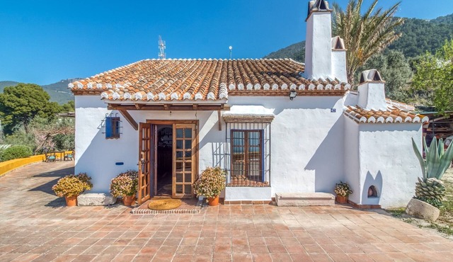 Alcaucín Cottage for Families