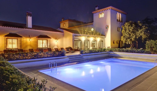An unforgettable vacation full of sun and relaxation awaits you in this vacation home with pool.
