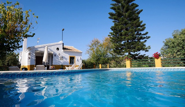 Andalusian finca with charm welcomes you with swimming pool and mountain views.