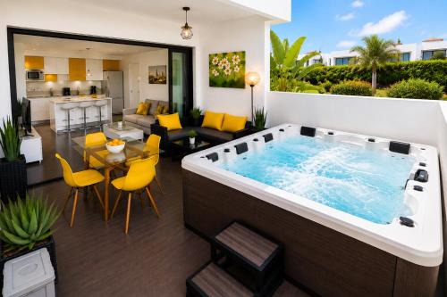 Apartamento Amarillo de Diseño con Jacuzzi Privado