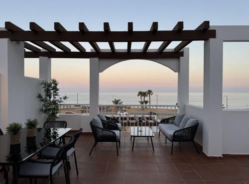 Apartamento con piscina frente al mar en Mojácar playa para familias y parejas de más de 30 años