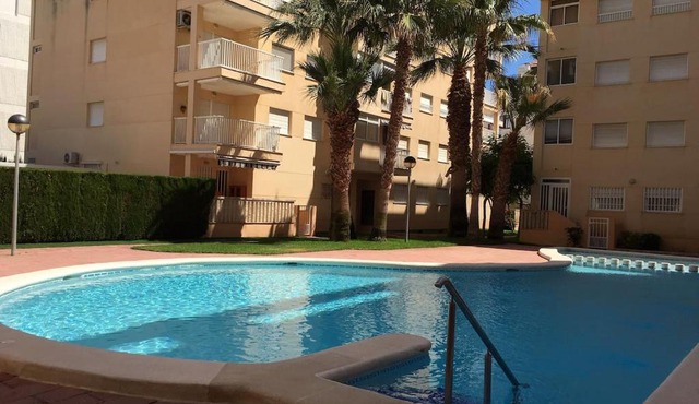 APARTAMENTO CON TERRAZA, VISTAS AL MAR Y PISCINA