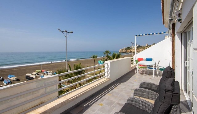 Apartment "Lovely Renovated Penthouse" At the Beach with Sea View