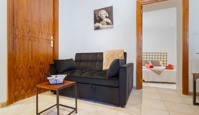 Apartment 'Giraldilla' with Shared Garden, Wi-Fi and Air Conditioning