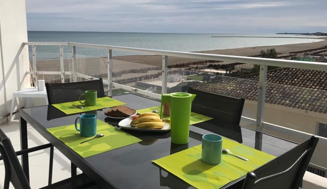 Apartment on sandy beach, 2 terraces, bay view. Clear water. WIRELESS
