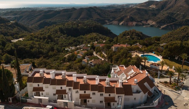Apartment with private terrace and panoramic views, Balcones del Lago, Istán