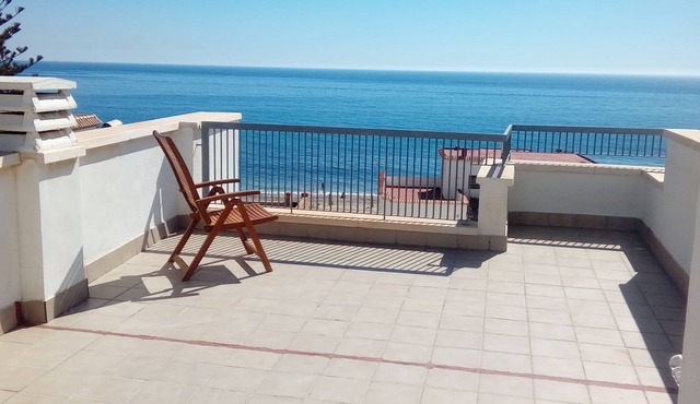 Apartment with Roof Terrace next to the Beach